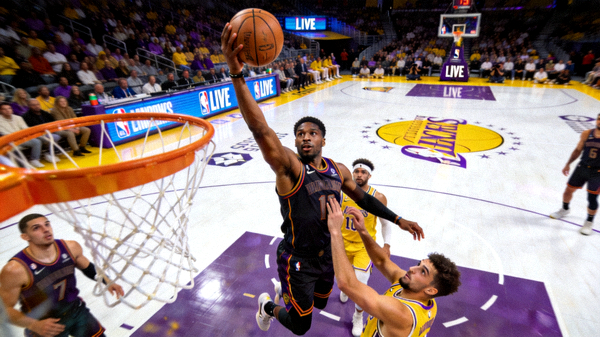 NBA常规赛现场直播画面，球员突破上篮的精彩瞬间