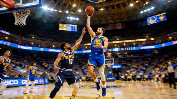 NBA常规赛勇士对阵掘金，球员在外线出手三分球