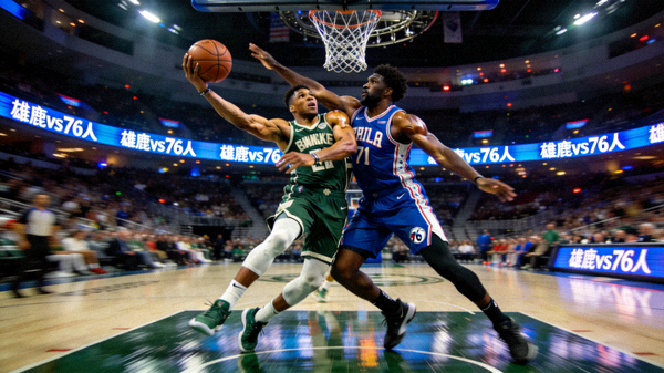 NBA焦点战雄鹿对阵76人，内线球员强攻篮下的对抗画面